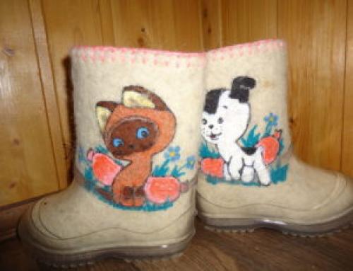 Как украсить войлочные сапоги. Как украсить детские валенки своими руками