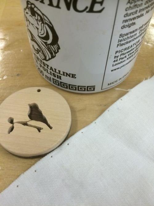 Как вырезать кулон из дерева. Как сделать красивый деревянный кулон на цепочке: внутреннее выпиливание