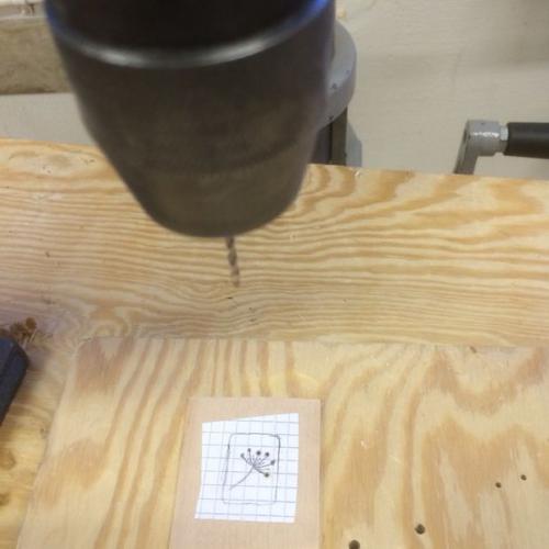 Как вырезать кулон из дерева. Как сделать красивый деревянный кулон на цепочке: внутреннее выпиливание