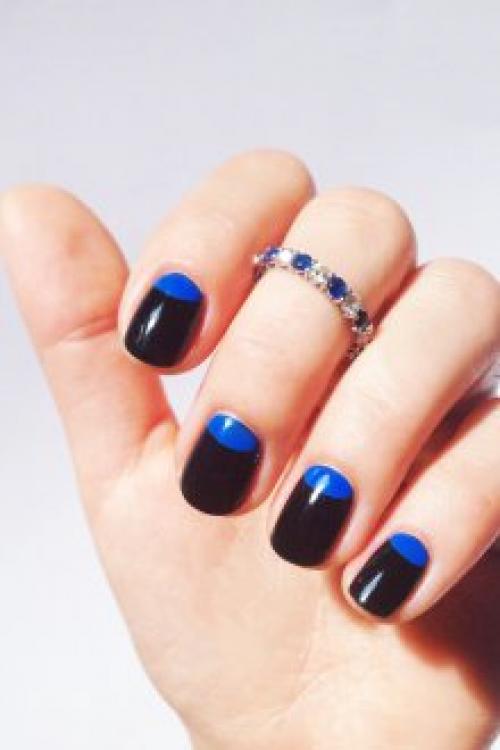 Маникюр с синим лаком и блестками.