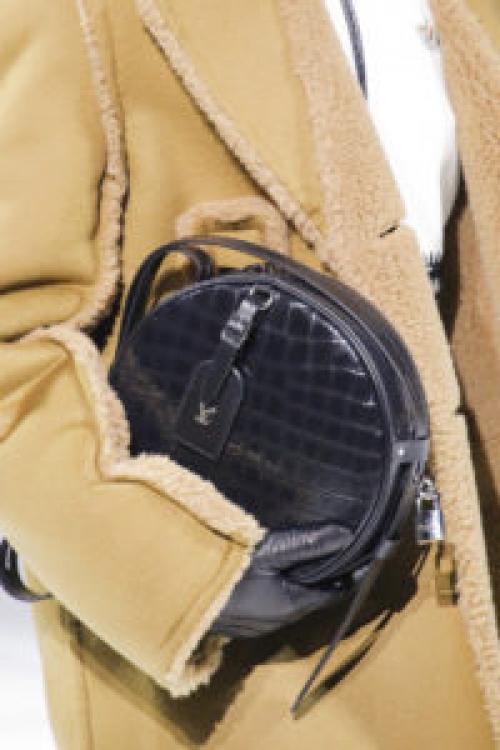 С чем носить золотую сумку зимой. Какие сумки носить зимой?