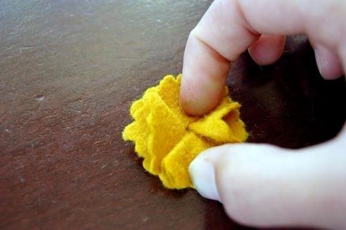 Как украсить черное платье своими руками. Как украсить платье цветами