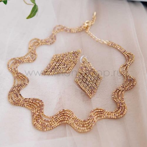 Серьги под бордовое платье. Какие украшения выбирать к бордовому платью и другим нарядам