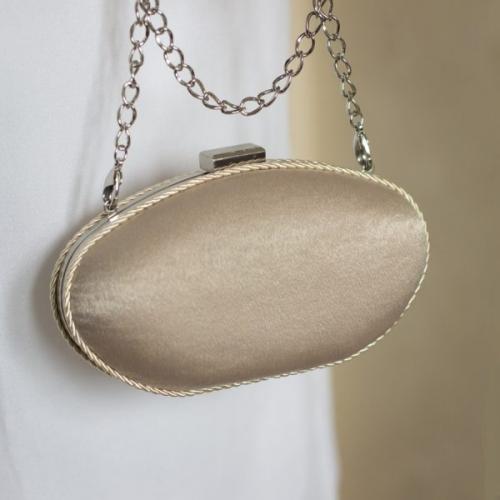 С чем носить золотую сумку 2019. Модная форма