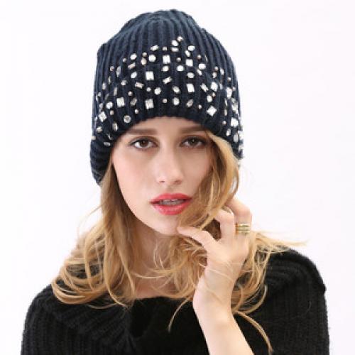 Как украсить шапку бисером своими руками. Как украсить вязаную шапку своими руками мехом и стразами с фото 15