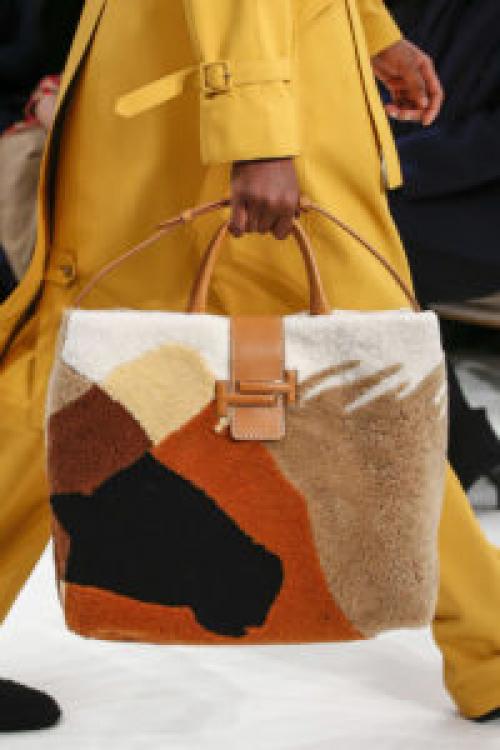 С чем носить золотую сумку зимой. Какие сумки носить зимой?