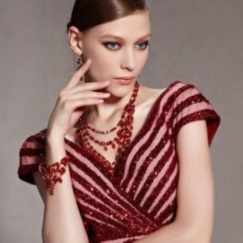 Серьги под бордовое платье. Какие украшения выбирать к бордовому платью и другим нарядам