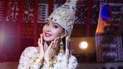 Женский национальный казахский костюм. Казахский национальный костюм