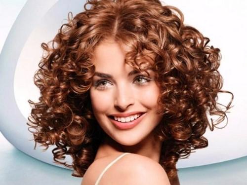 Стрижка для вьющихся тонких волос средней длины. Универсальные стрижки на средние вьющиеся волосы – безграничное количество идей для женщин разного возраста