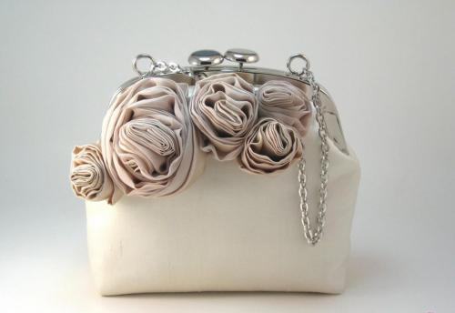 Как украсить сумочку своими руками. Варианты декора белой сумки 27