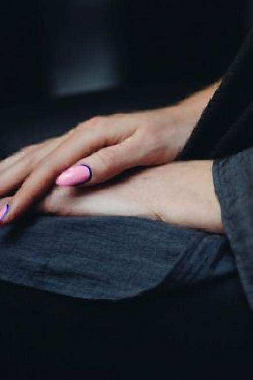 Маникюр с синим лаком и блестками.