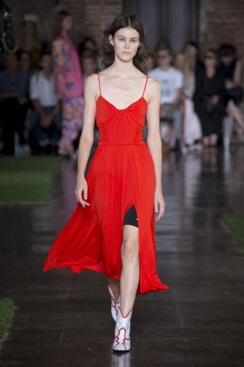 Красное платье 2019. Модное красное платье 2019 – обзор новинок