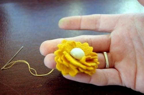 Как украсить черное платье своими руками. Как украсить платье цветами