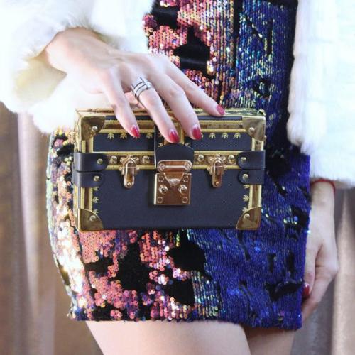 С чем носить золотую сумку 2019. Модная форма