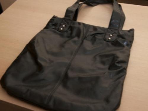 Как красиво украсить сумку своими руками. Декор старой кожаной сумки 01 Как красиво украсить сумку своими руками. Декор старой кожаной сумки 01