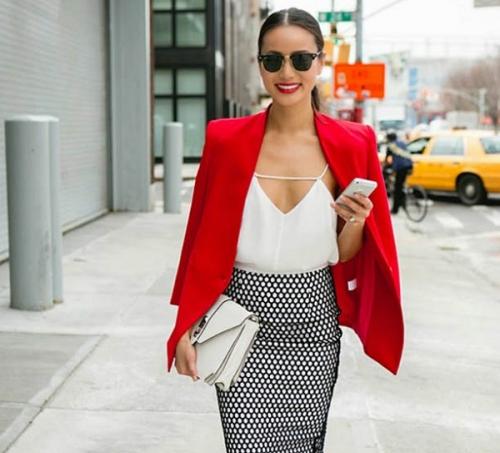 Кружевной топ под пиджак. Какие топы в бельевом стиле будут в моде?