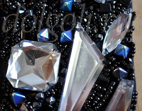 Как расшить платье бисером стразами кристаллами. Как украсить платье: декор одежды стразами, бисером, камнями