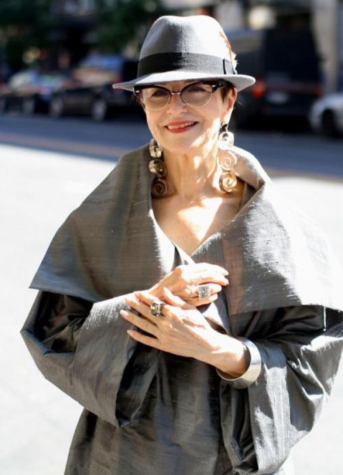 Шапки на круглое лицо вязаные женщинам в возрасте. Основные принципы выбора головных уборов после 50 лет