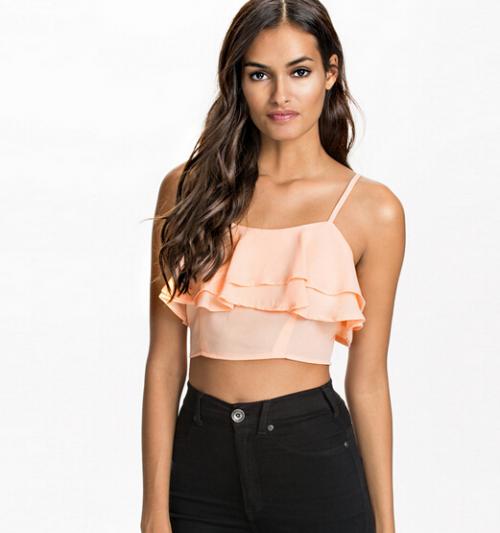 Кружевной топ под пиджак. Какие топы в бельевом стиле будут в моде?