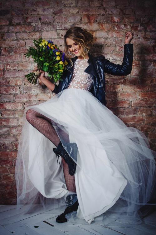 Платье и кеды на выпускной. Кеды под платье на выпускной - легко, а под свадебное или вечернее?