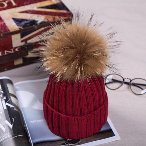 Вязаные шапки для женщин среднего возраста. Какие шапки не стоит носить женщинам после 50 лет