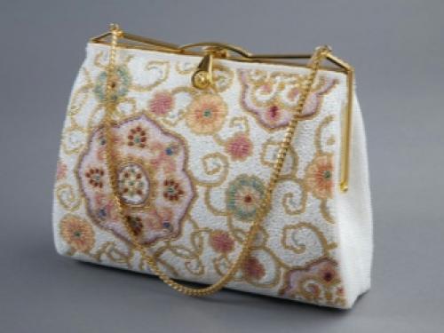 Как красиво украсить сумку своими руками. Декор старой кожаной сумки 03 Как красиво украсить сумку своими руками. Декор старой кожаной сумки 03