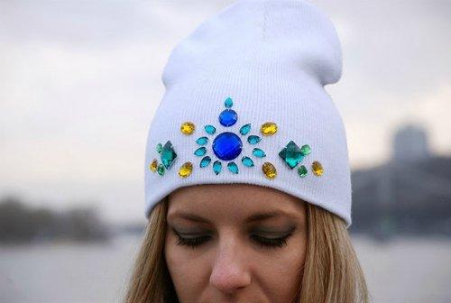 Узор на шапку из бусин. Как украсить вязаную шапку своими руками – несколько идей оригинального декора простой трикотажной шапочки 01 Узор на шапку из бусин. Как украсить вязаную шапку своими руками – несколько идей оригинального декора простой трикотажной шапочки 01