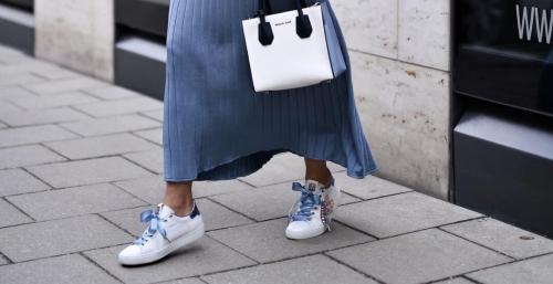 Платье с кедами 2019. Как комбинировать платье с кедами: модный тренд для всех возрастов 2019