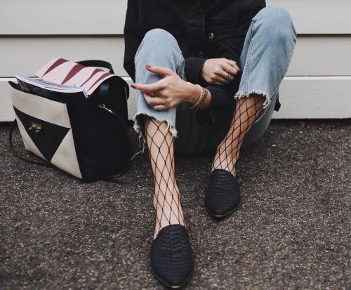 Лук с колготками в сетку и носками. Неоднозначный тренд: как носить колготки и носки в сетку