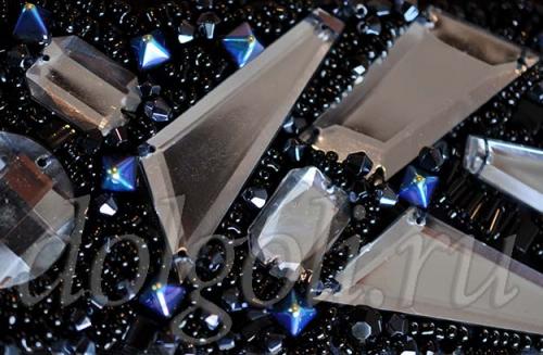 Как расшить платье бисером стразами кристаллами. Как украсить платье: декор одежды стразами, бисером, камнями