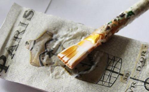 Декор старой сумки своими руками. Простой метод, как обновить сумку 05