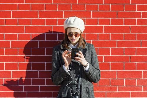 С чем носить берет осенью. Он возвращается! ) 4 самых удачных примера того, как носить берет этой осенью!