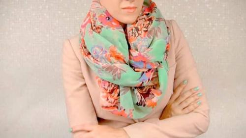 Как красиво завязать шарф на голове осенью и зимой женщинам. шарф-палантин на голове. 04