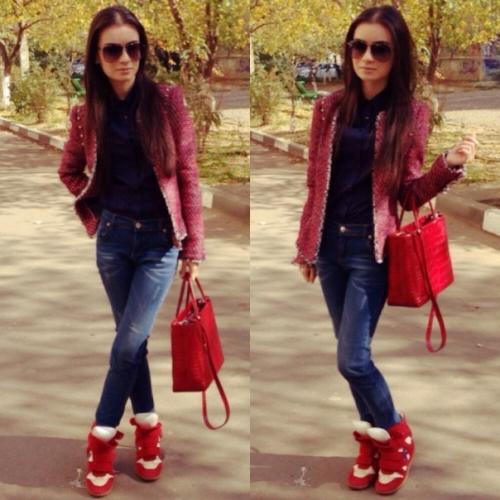 Образы с красными кедами. Топ 5 образов с красными кроссовками 06