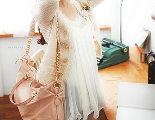 Красное платье и черные туфли. Аксессуары к красному платью 04