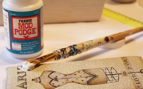 Декор старой сумки своими руками. Простой метод, как обновить сумку 09