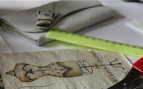 Декор старой сумки своими руками. Простой метод, как обновить сумку 04