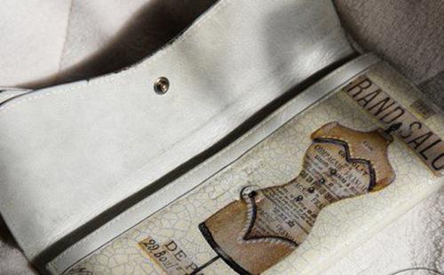 Декор старой сумки своими руками. Простой метод, как обновить сумку 14