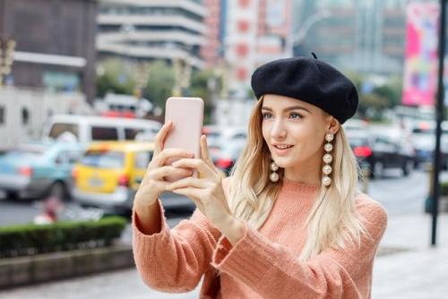 С чем носить берет осенью. Он возвращается! ) 4 самых удачных примера того, как носить берет этой осенью!