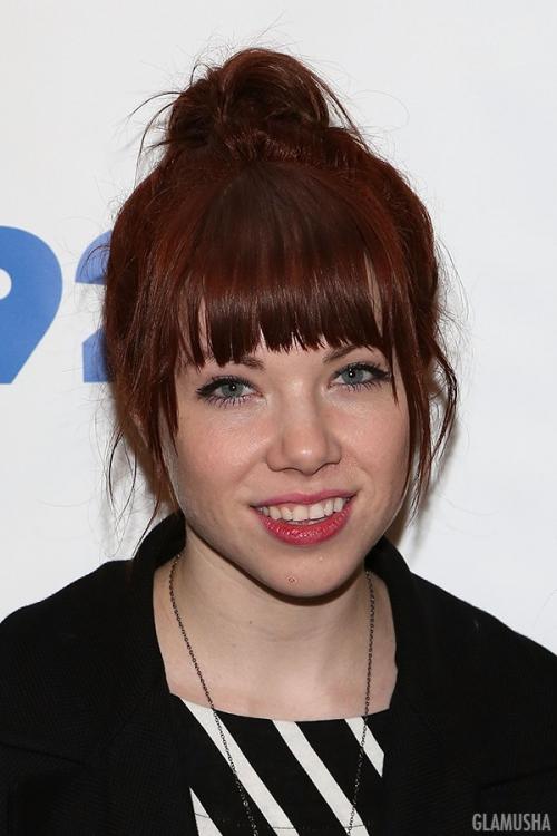 Как уложить длинную челку, чтобы не лезла в глаза. Как уложить чёлку: 10 вариантов от знаменитостей