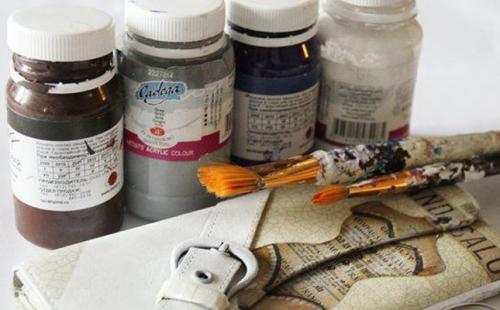 Декор старой сумки своими руками. Простой метод, как обновить сумку 10