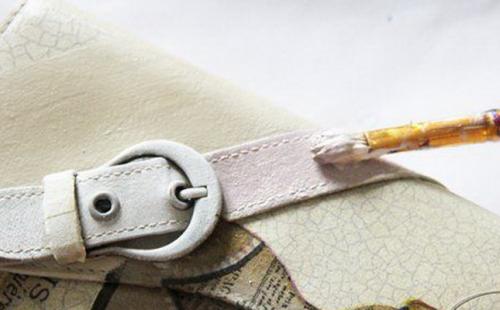 Декор старой сумки своими руками. Простой метод, как обновить сумку 12