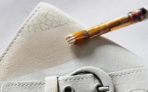 Декор старой сумки своими руками. Простой метод, как обновить сумку 11