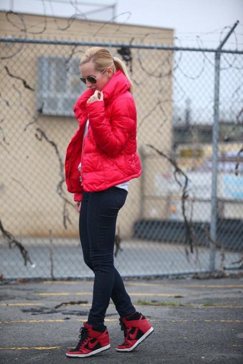 Образы с красными кедами. Топ 5 образов с красными кроссовками 02