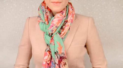 Как красиво завязать шарф на голове осенью и зимой женщинам. шарф-палантин на голове. 06