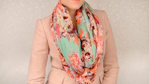 Как красиво завязать шарф на голове осенью и зимой женщинам. шарф-палантин на голове. 07