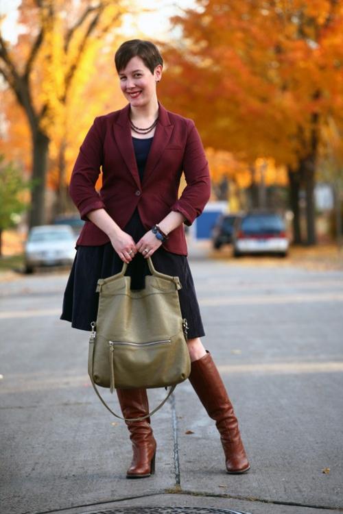 Как носить сапоги с платьем. Сапоги с платьем: предвкушая новогодние корпоративы