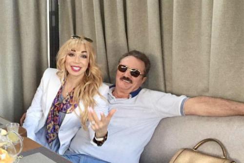 Маша распутина без макияжа. Новые фотографии Марии Распутиной удивили фанатов. Все единодушно заключили, что певица сделала несколько неудачных пластических операций. Из-за странной формы носа ее даже начали сравнивать с Майклом Джексоном.