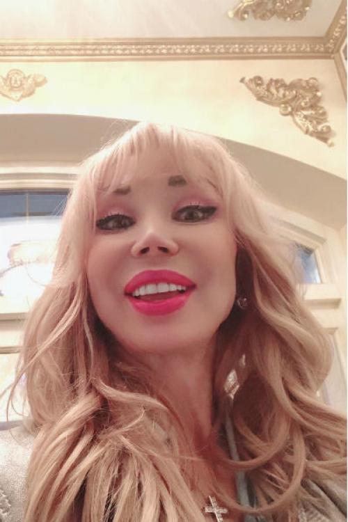 Маша распутина без макияжа. Новые фотографии Марии Распутиной удивили фанатов. Все единодушно заключили, что певица сделала несколько неудачных пластических операций. Из-за странной формы носа ее даже начали сравнивать с Майклом Джексоном.