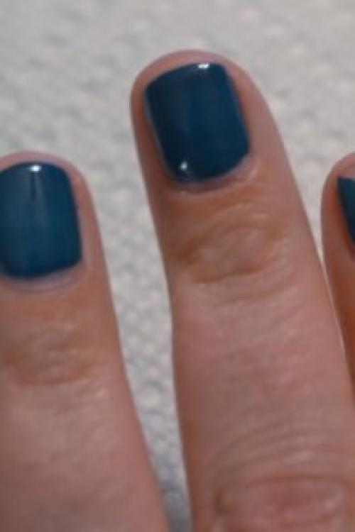 Что делать если отслаивается гель-лак на ногтях. Почему отслаивается гель-лак от ногтей: причины и особенности